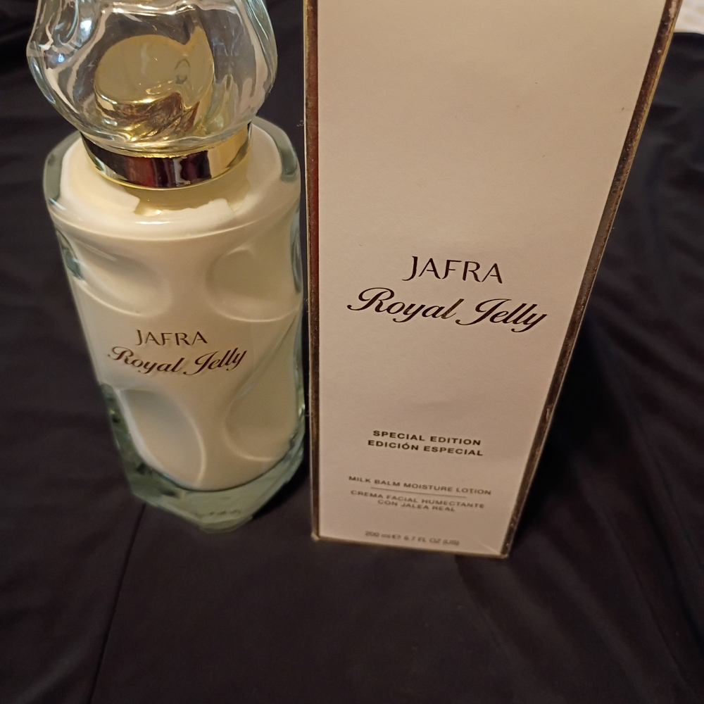 JAFRA Royal Jelly Special Edition Moisture Lotion - Cream and Gold